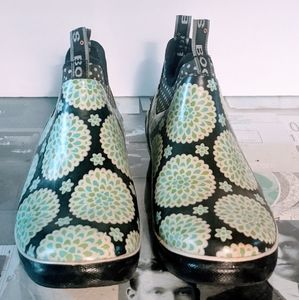 Bogs Mattie Dahlia booties size 8